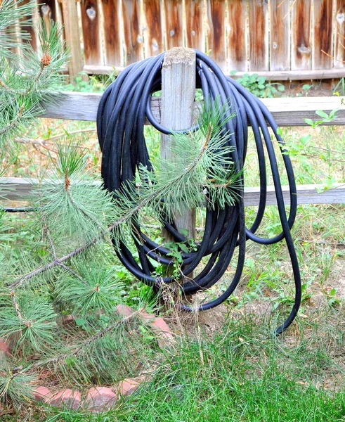 Hosepipe Giardino Una Recinzione Legno Nel Cortile — Foto Stock