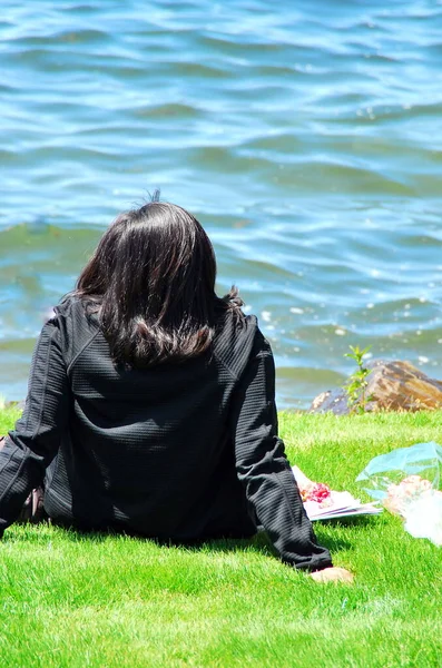 Beleza Feminina Relaxante Costa Junto Lago Livre — Fotografia de Stock