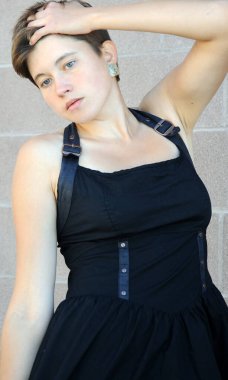 Kadın güzellik mankeni dışardaki duvara karşı..