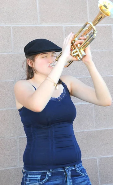 Mujer Trompetista Tocando Bocina Contra Una Pared Exterior — Foto de Stock