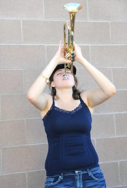 Mujer Trompetista Tocando Bocina Contra Una Pared Exterior —  Fotos de Stock