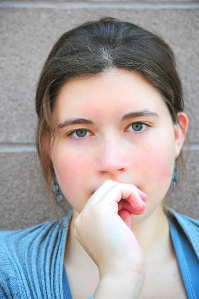 Modella Bellezza Femminile Espressioni Contro Muro Fuori — Foto Stock