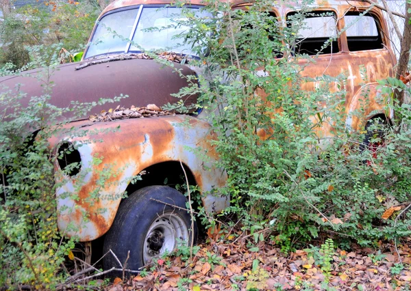 Εγκαταλελειμμένα παλιά αυτοκίνητα. — Φωτογραφία Αρχείου
