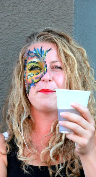 Pintora facial femenina . — Foto de Stock