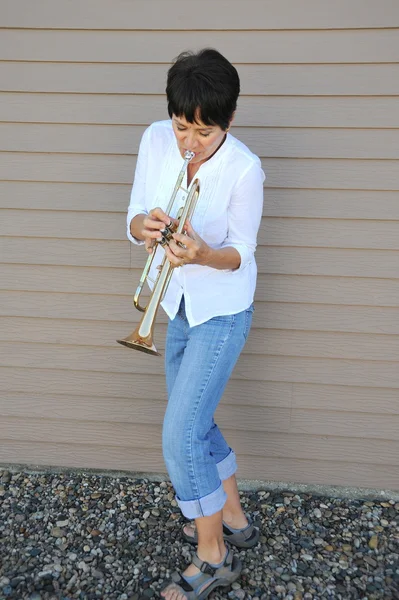 Kvinnlig trumpetare. — Stockfoto