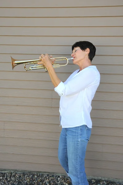 Female trumpet player. — Stock Photo, Image