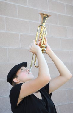 Kadın trompetçi.