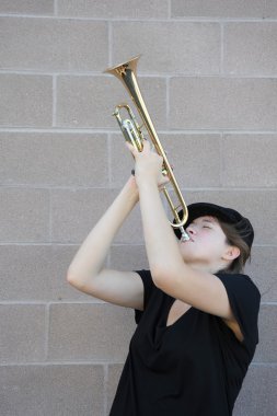 Kadın trompetçi.