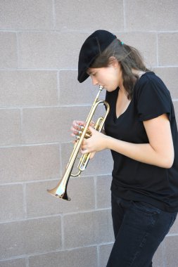 Kadın trompetçi.