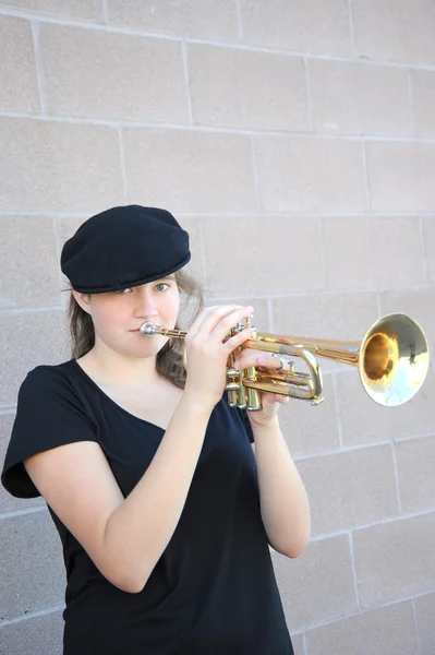 Female trumpet player. — Stock Photo, Image