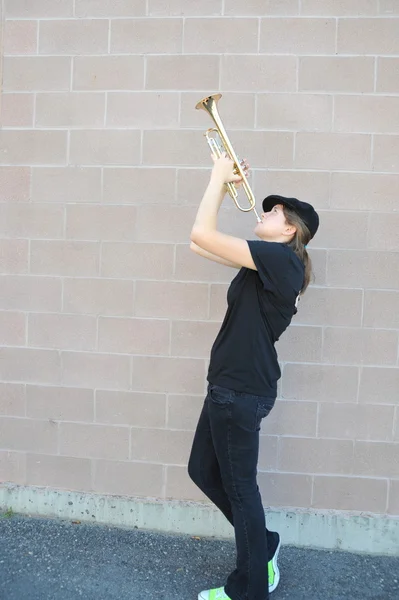 Kvinnelig trompetist. – stockfoto