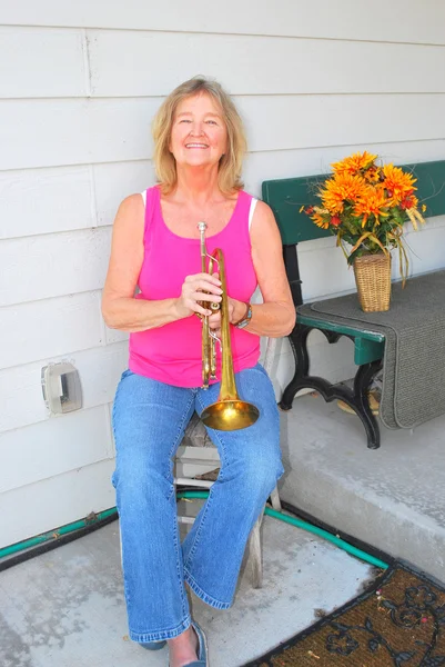 Vrouwelijke trompettist. — Stockfoto