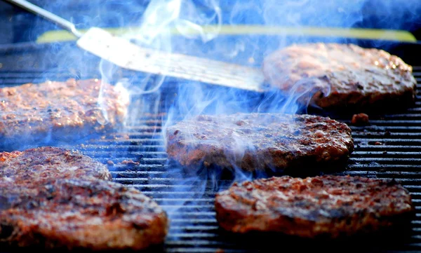 Hamburgare grillning. — Stockfoto