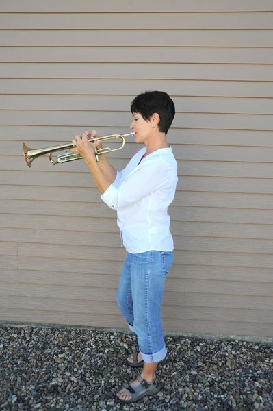 Female trumpet player. — Stock Photo, Image