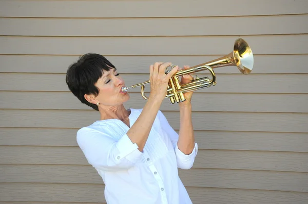 Female trumpet player. — Stock Photo, Image