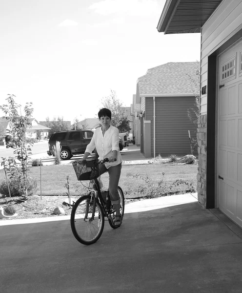 Mujer en bicicleta . — Foto de Stock