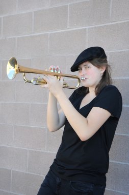 caz trompet çalıyor.