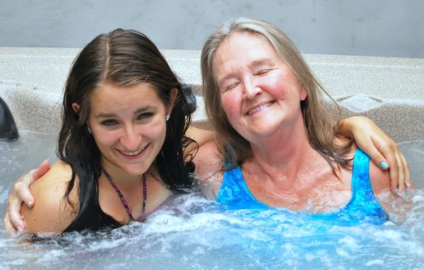 Nieta y abuela . — Foto de Stock