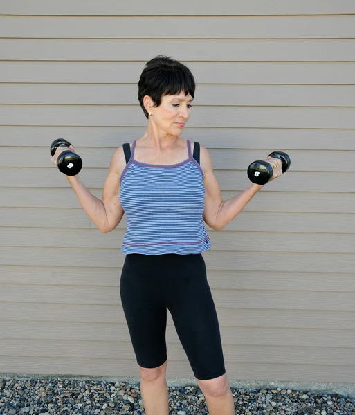 Vrouwelijke bar bell training. — Stockfoto