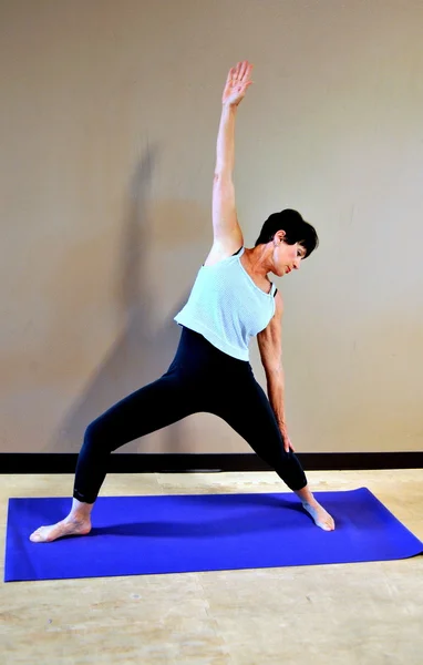 Treino de aula de Yoga . — Fotografia de Stock