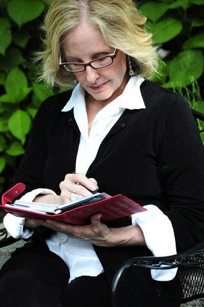 Mulheres de negócios expressões ao ar livre — Fotografia de Stock