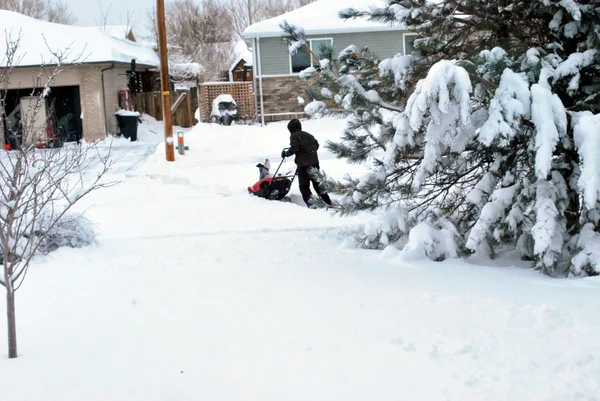 Limpiando nieve de invierno . — Foto de Stock