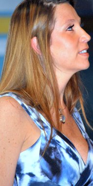 Kadın gospel şarkıcı.