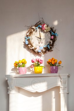 Lale ve th üzerinde Paskalya çelenk Demlikli yapay şömine