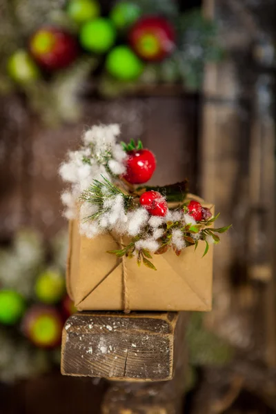 Gift in wrapping paper decorated svezhimilistyami and apples, on — Stock Photo, Image