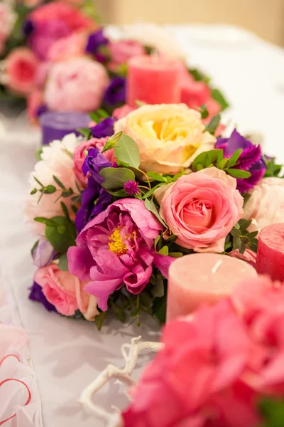 Düğün masa dekorasyon demetleri çiçekler, mumlar ve boyalı b — Stok fotoğraf