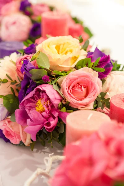 Tafel decoratie boeketten van bloemen, kaarsen en geverfd b bruiloft — Stockfoto