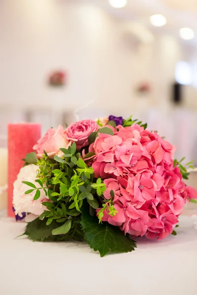 Tabellen dekoration Buketter av blommor bröllop — Stockfoto