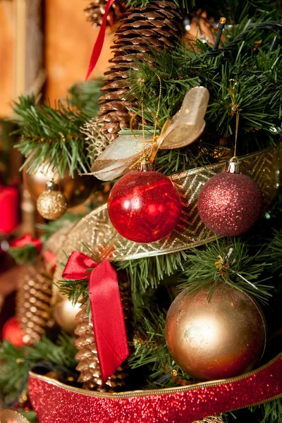 Vánoční strom ornament barevné skleněné koule a zlatých šišek — Stock fotografie