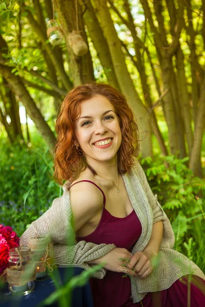 Wanita yang sedang piknik di hutan — Stok Foto