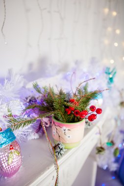çilek, köknar ve tinsel alayı dalları ile dekore edilmiş