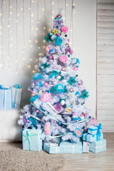 Weihnachtsbaum mit weihnachtlichem Spielzeug und Klebebändern geschmückt — Stockfoto
