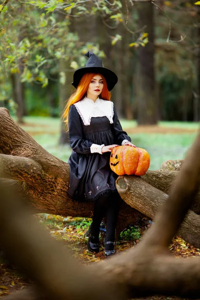 Chica Pelirroja Imagen Una Bruja Disfraz Halloween — Foto de Stock