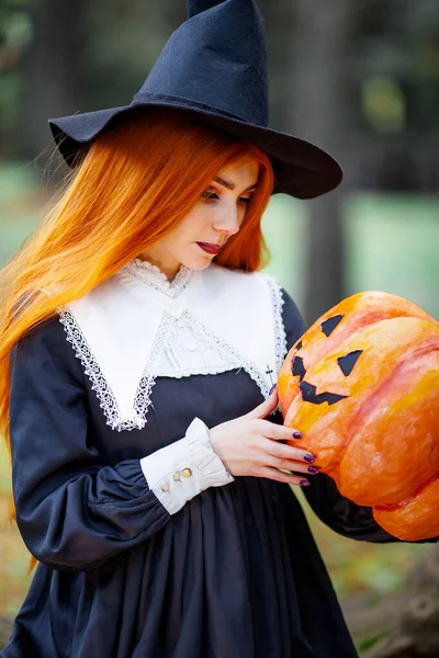 Chica Pelirroja Imagen Una Bruja Disfraz Halloween —  Fotos de Stock