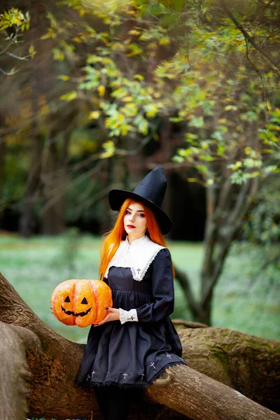 Chica Pelirroja Imagen Una Bruja Disfraz Halloween —  Fotos de Stock