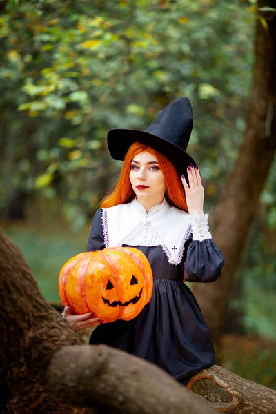 ハロウィンの衣装を着た魔女をイメージした赤い髪の少女 — ストック写真