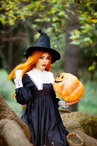 ハロウィンの衣装を着た魔女をイメージした赤い髪の少女 — ストック写真