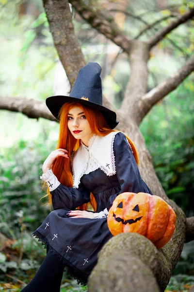 Рыжая Девушка Образе Ведьмы Костюме Хэллоуин — стоковое фото