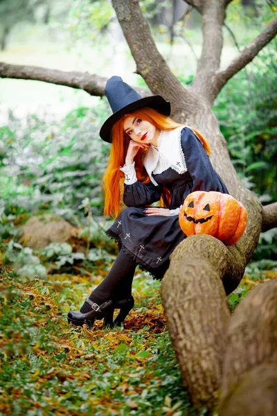 ハロウィンの衣装を着た魔女をイメージした赤い髪の少女 — ストック写真