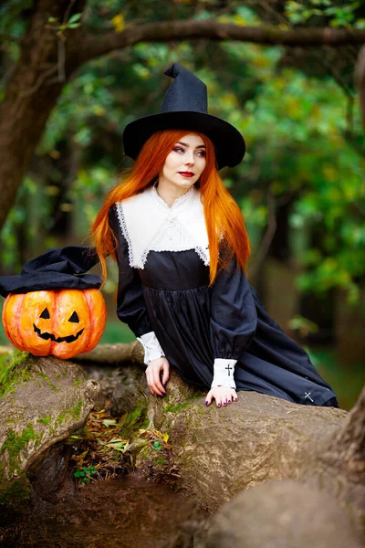 Chica Pelirroja Imagen Una Bruja Disfraz Halloween —  Fotos de Stock