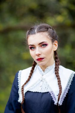 Cadılar Bayramı kostümlü kız.