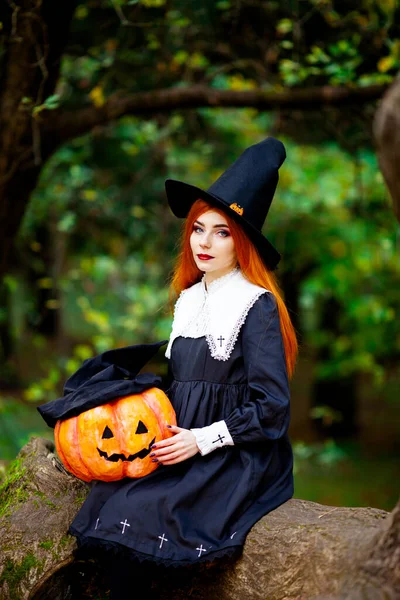 Chica Pelirroja Imagen Una Bruja Disfraz Halloween —  Fotos de Stock