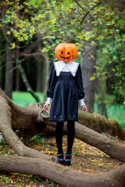 ハロウィンの衣装を着た女の子 — ストック写真
