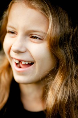 Cadılar Bayramı 'nda parkta cadı gibi giyinmiş bir kız.