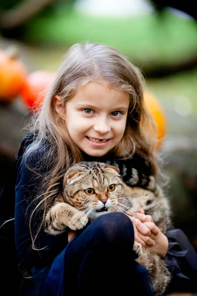 Симпатичная Девушка Парике Держит Имбирную Кошку — стоковое фото