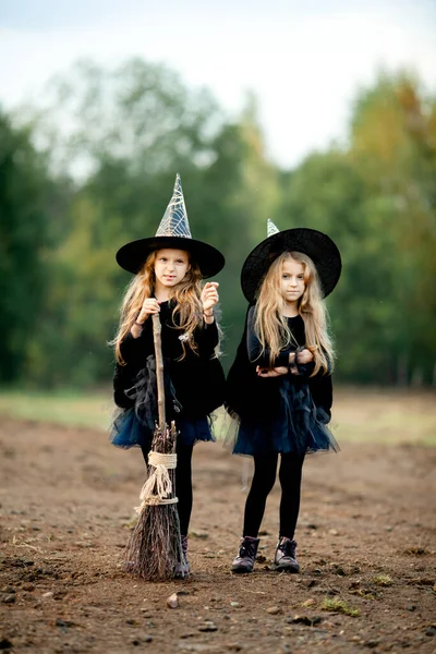 公園で魔女の格好をした2人の女の子 — ストック写真